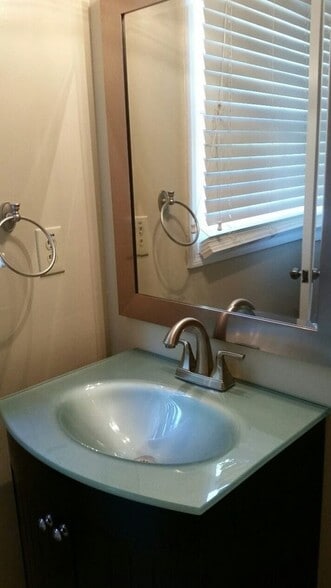 1/2 Bath - 1704 Twin Brooks Dr SE