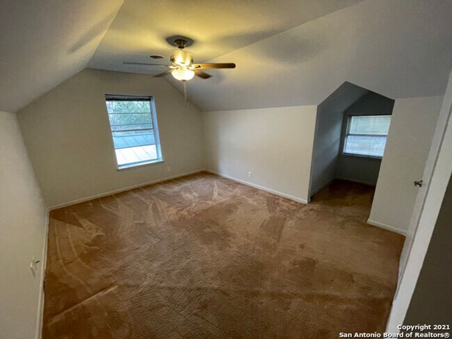 Building Photo - Unique 5BR/3B home in desirable Enchanted Forest on 1/4 acre