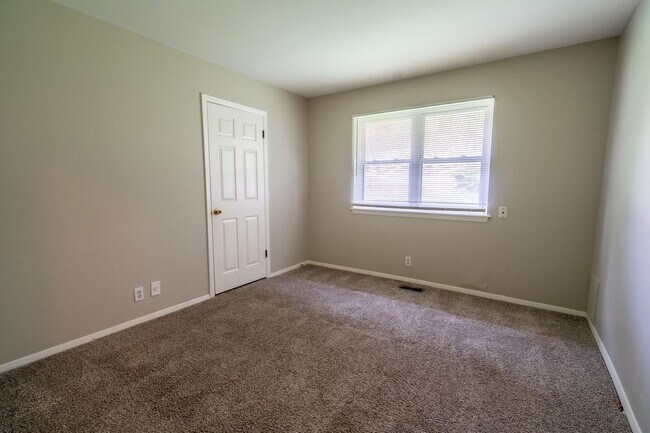Building Photo - 4 Bed / 2 Bath In South Tulsa!