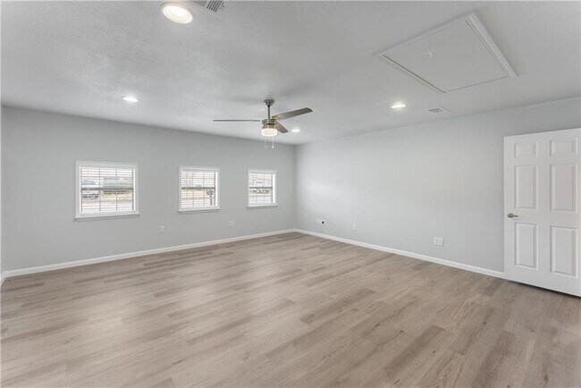 Building Photo - 707 Central Dr