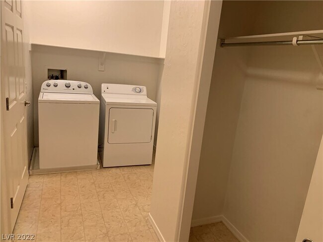 Building Photo - 6868 Sky Pointe Dr