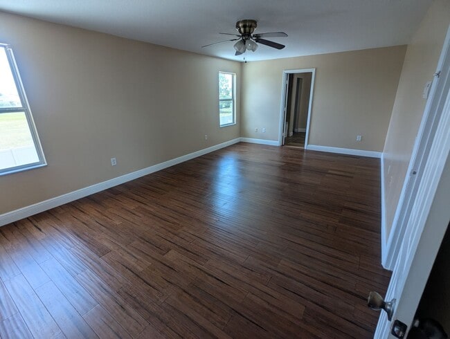 Building Photo - FOR RENT 4 Bedroom 2 1/2  Bath with Den/Office/5th bedroom, Furry  friends Welcome!