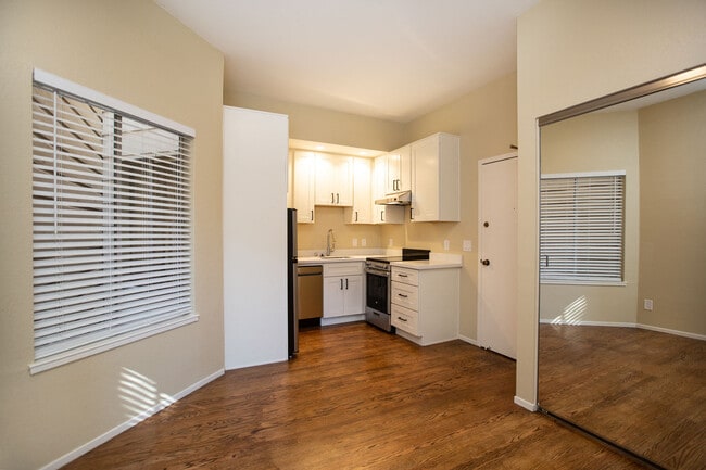 Building Photo - 977 Pine