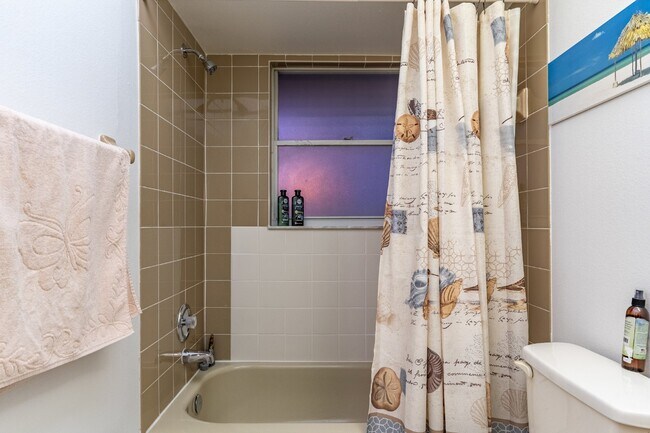 Building Photo - Gorgeous 2/2 condo at Indian Shores