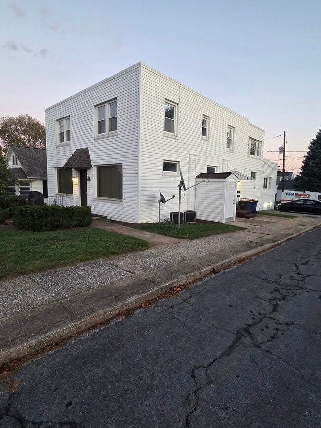 Building Photo - 2050 Stanton St