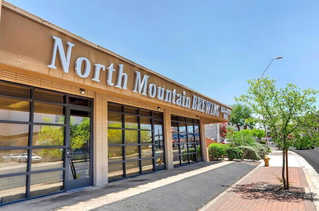 Building Photo - Spacious 1BR Single-Level Unit with Utilit...