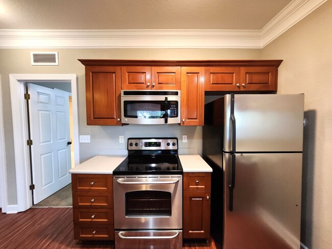 Building Photo - 3 bedroom townhome for rent right away, gated community, pool renting for $1450