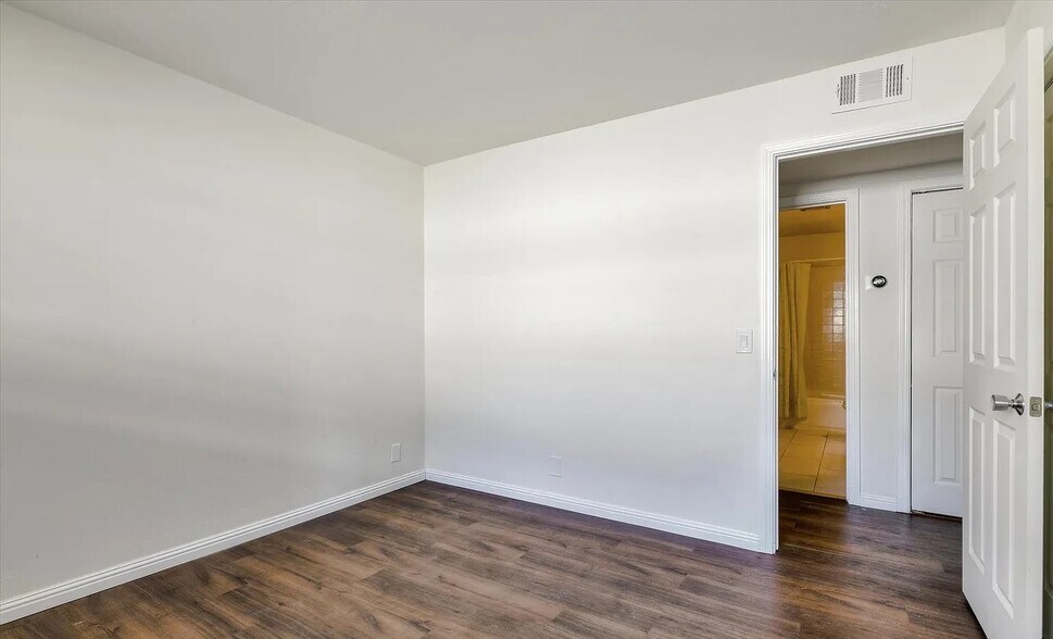 Building Photo - 157 N Park Victoria Dr