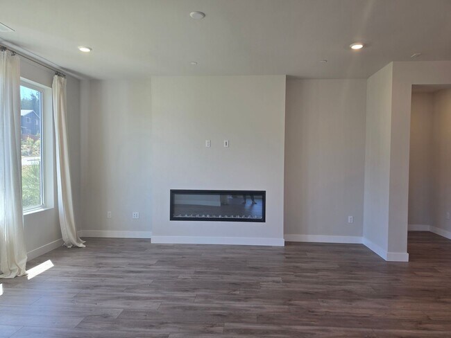 Building Photo - 3 Bedroom Plus Den Rambler in Arborwood!