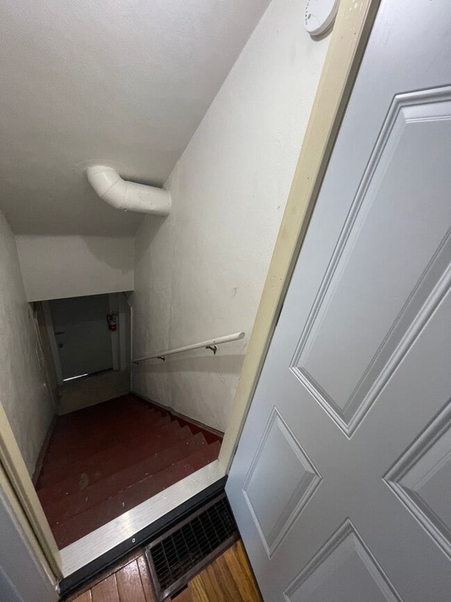 Building Photo - Large 1 Br upstairs apartment - with 2 bon...
