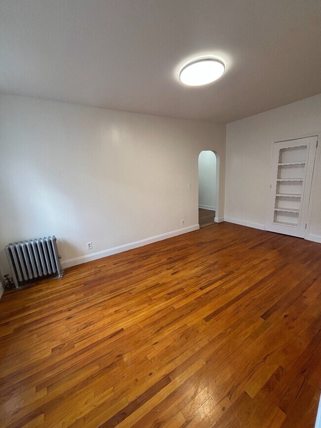 Building Photo - 309 E 91st St
