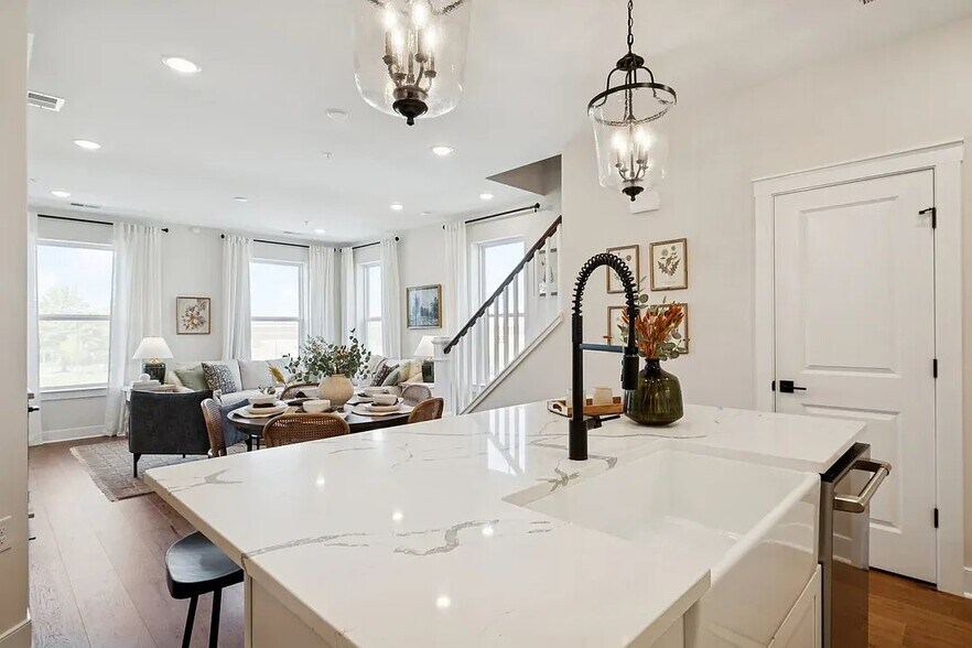 Building Photo - 14945 Deco Cir