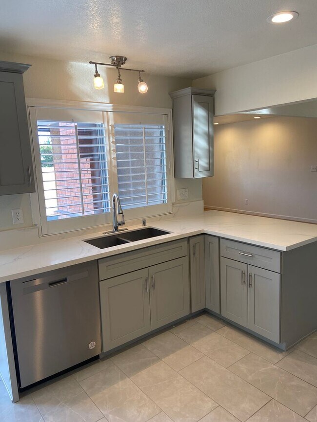 Building Photo - Folsom 3 Bdrm, 2 bath