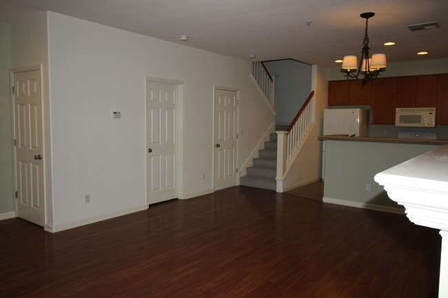Building Photo - 3 Bedroom Townhome for Rent
