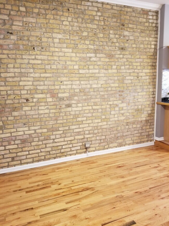 Building Photo - 529 N Ashland Ave