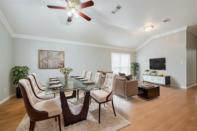 Building Photo - 5900 Rising Meadow Dr