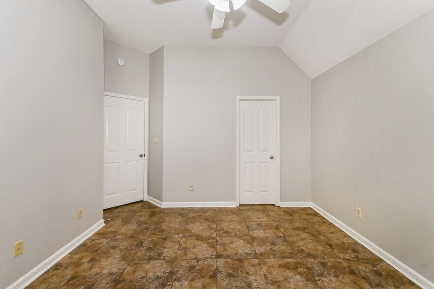 Building Photo - 4258 Ravenwood Dr N