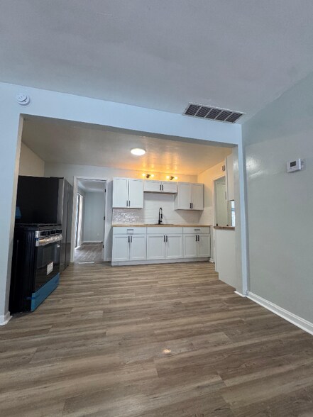 Building Photo - 3830 E 189th St