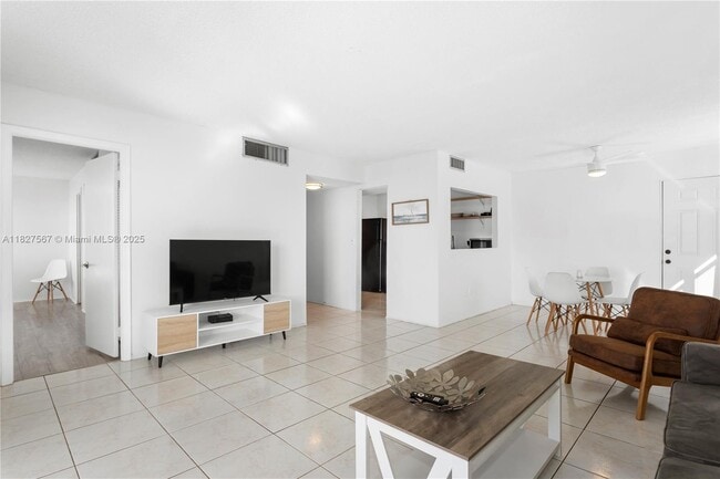 Building Photo - 9440 W Bay Harbor Dr