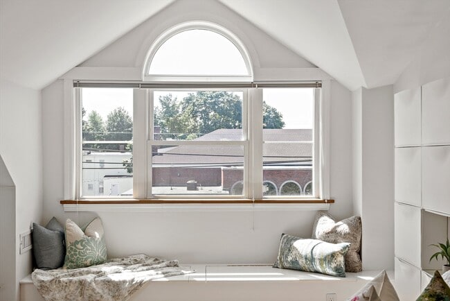 Building Photo - 32 Harvard St