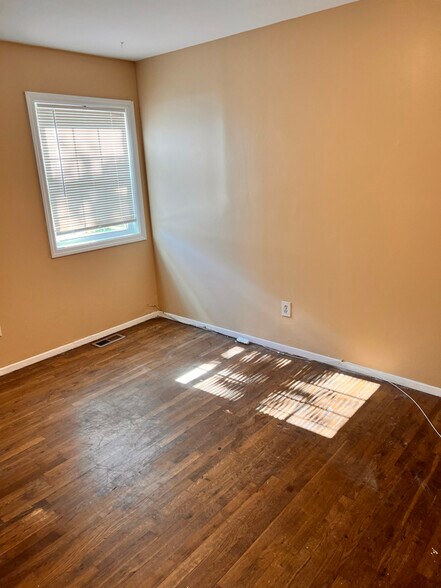 Building Photo - 270 Louise Ave