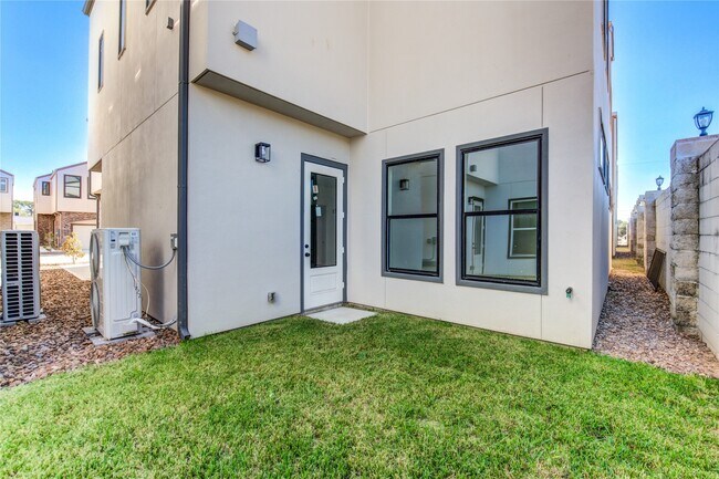 Building Photo - 2930 El Fenice Ln