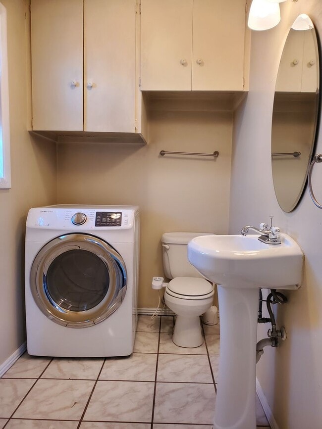 Building Photo - 3 Bed Home in Denver's Athmar Park  **Move...