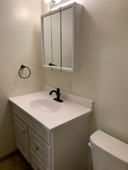 Building Photo - 995 St Albans St N