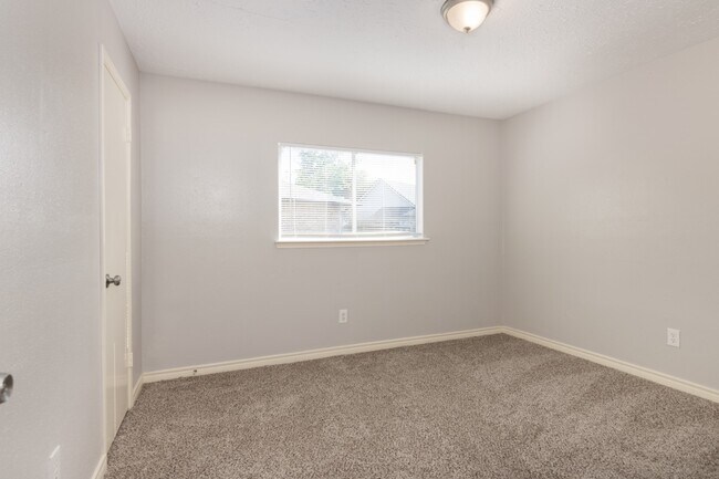 Building Photo - 15535 Evergreen Pl Dr