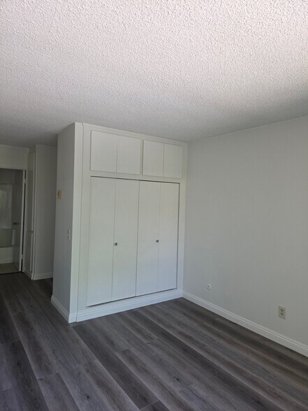Building Photo - 160 S El Molino Ave