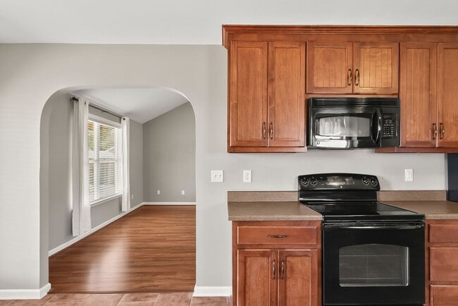 Building Photo - Cozy 3 Bed 2 Bath Home Available Now thru July 2026!