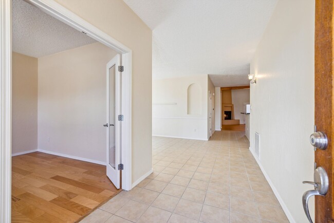 Building Photo - Single Story Beauty | Large Yard | 3 Bedro...