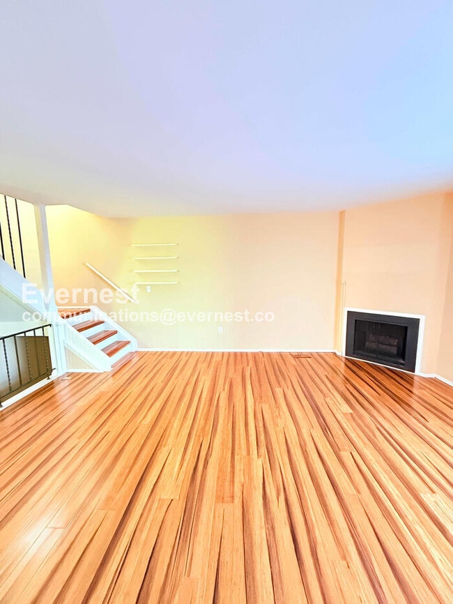 Building Photo - 2 Bed/1.5 Bath Condo with In-Unit Laundry / Vouchers Accepted / Available Now!