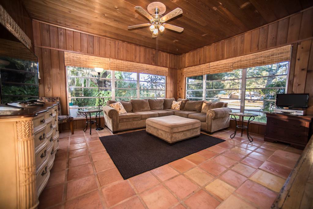 Generous-sized living room to relax and enjoy your favorite tv shows - 107 E Melbourne Ave