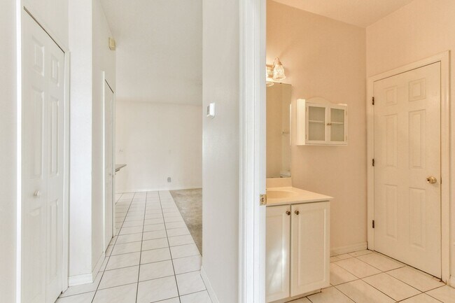 Building Photo - Beautiful Lake front home in West Kissimmee