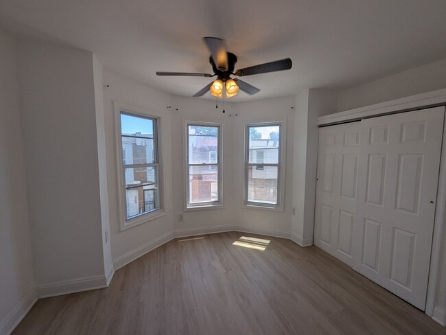 Building Photo - Beautiful Home - Kensington