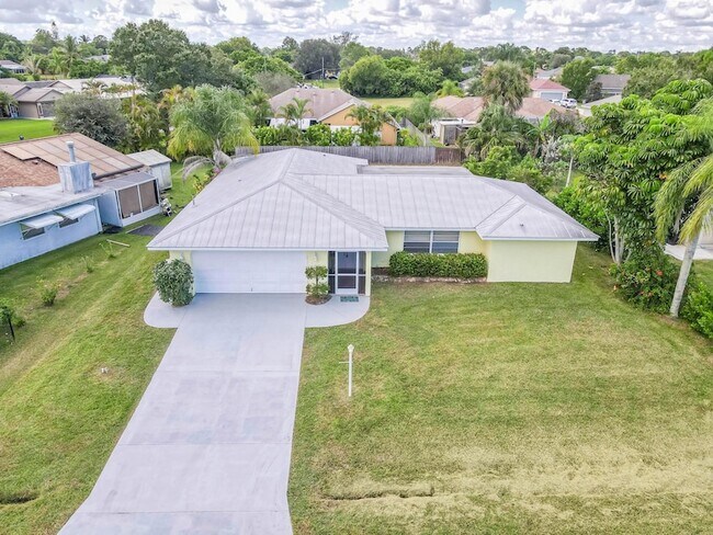 Building Photo - 2074 SE Doverbrook St