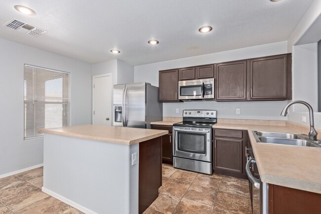 Building Photo - Amazing 3 Bedroom Home in Great Queen Cree...