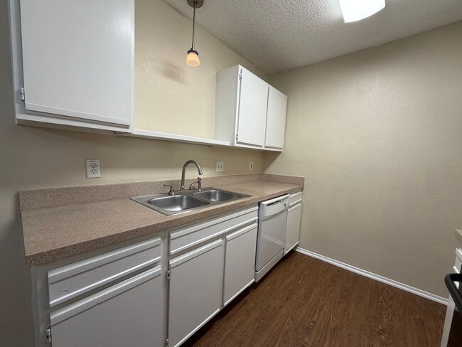 Building Photo - AVAILABLE NOW 3 BEDROOM 2 BATH DUPLEX IN NORTH RICHLAND HILLS