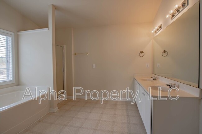 Building Photo - 111 Shairpin Ln