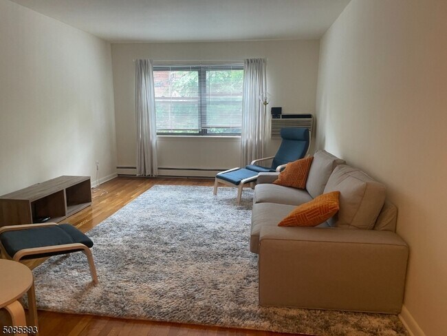 Primary Photo - 16 Roosevelt Pl