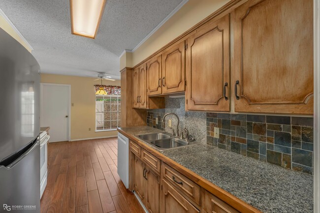 Building Photo - Beautiful Townhouse in South Shreveport