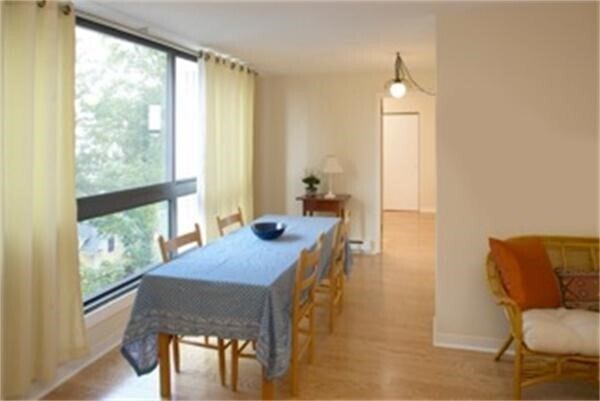 Building Photo - 104 Trowbridge St