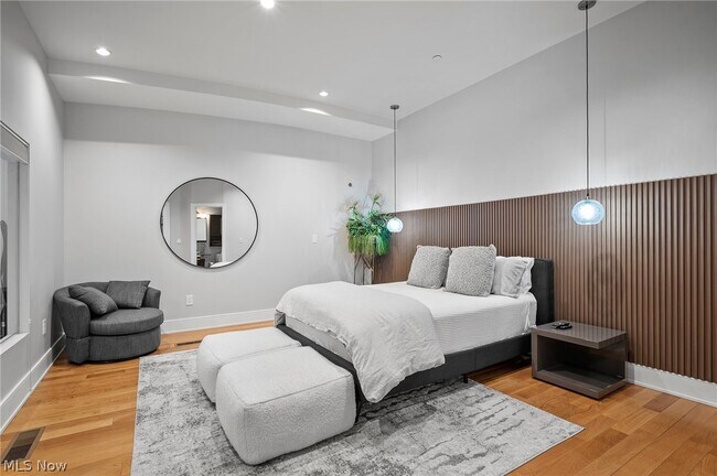 Building Photo - 701 W Lakeside Ave