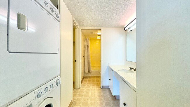 Building Photo - Available NOW - Highly Desired 2 BED 2 BAT...