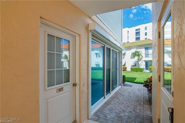 Building Photo - 3070 Gulf Shore Blvd N