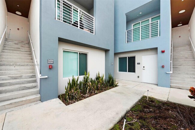 Building Photo - Distinctive 3-Bedroom Garden Villa in Aven...