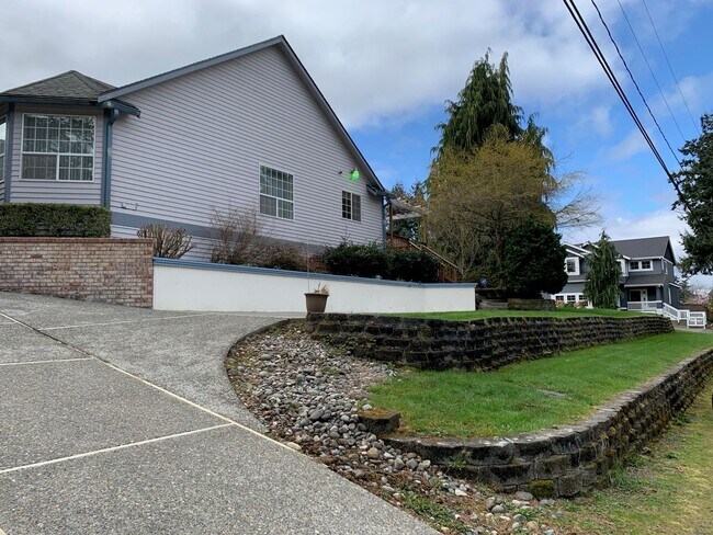 Building Photo - Well maintained 3 bed 2 bath rambler home in quiet Zenith neighborhood in Des Moines