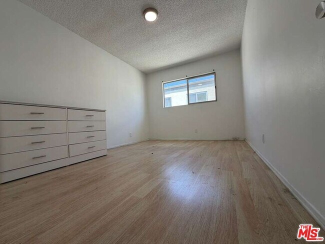 Building Photo - 1308 N Poinsettia Pl