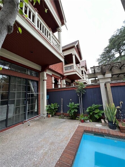 Building Photo - 428 W Huntington Dr